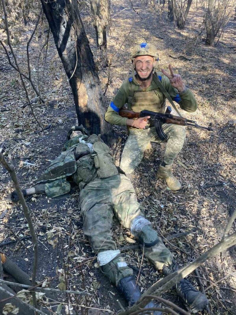 Максим Повх: «Ворог тримав під собою автомат і чекав,  щоб я ближче підійшов. Тож, вчасно вистріливши в нього, побратим врятував мені життя».