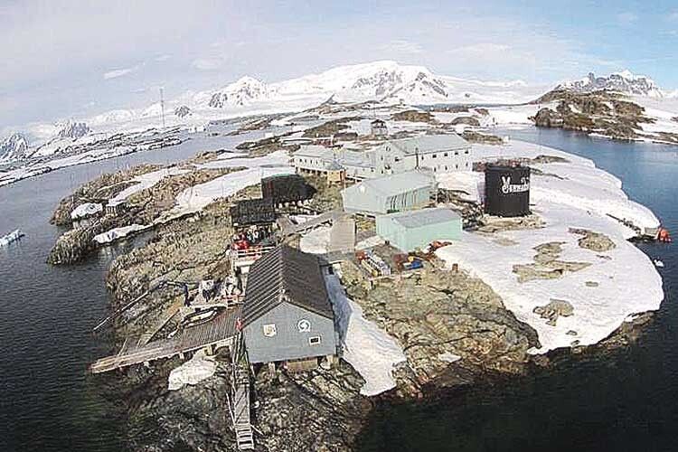 Українська антарктична станція «Академік Вернадський» розташована на острові Галіндез архіпелагу Аргентинські острови (її координати — 65°15′ пд. ш., 64°15′ зх. д.). До 1996 року це була британська станція «Фарадей».