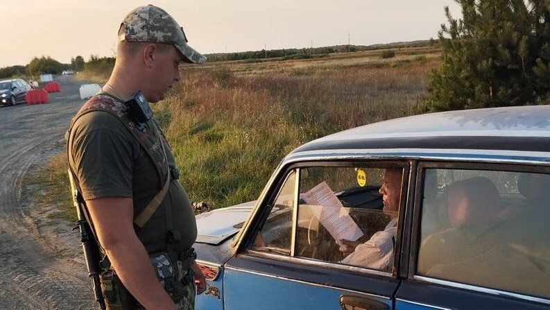 Участь в анонімному опитуванні беруть жителі прикордоння. Фото – Держприкордонслужба.