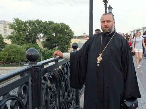 Люди чекають допомоги від «начальства» панотця із УПЦ.