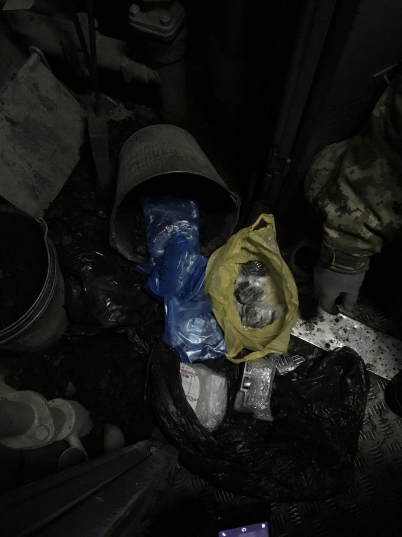 Піл вугіллям ліки та радіодеталі.