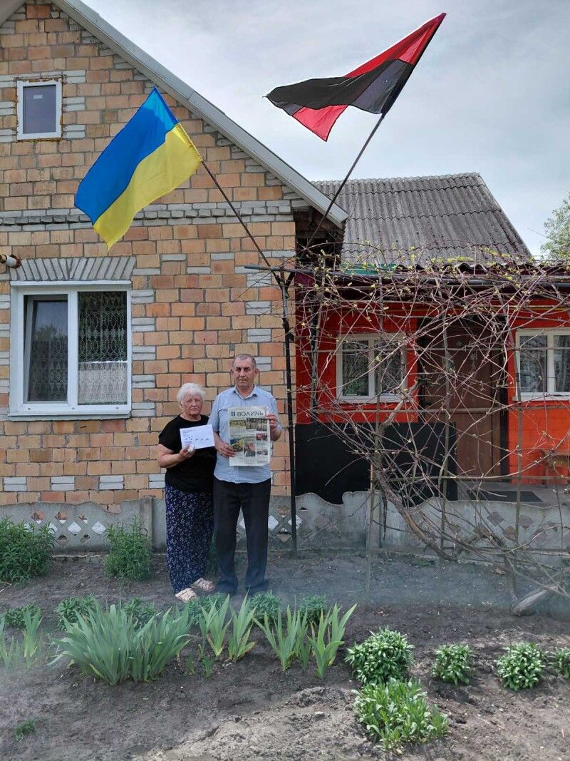 Будинок Потапчуків здалеку видно – на ньому підняті національний жовто-блакитний прапор України  й червоно-чорний.
