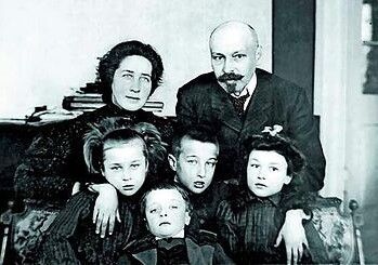 Михайло Коцюбинський з дружиною Вірою та дітьми. Зліва направо Ірина, Роман, Юрій, Оксана.