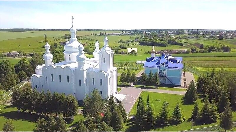 Збудований у середині 1990-х храм у селі Ратнів Луцького району назвали, як і спалену тут німцями у 1943-му церкву – на честь Святої Параскеви.