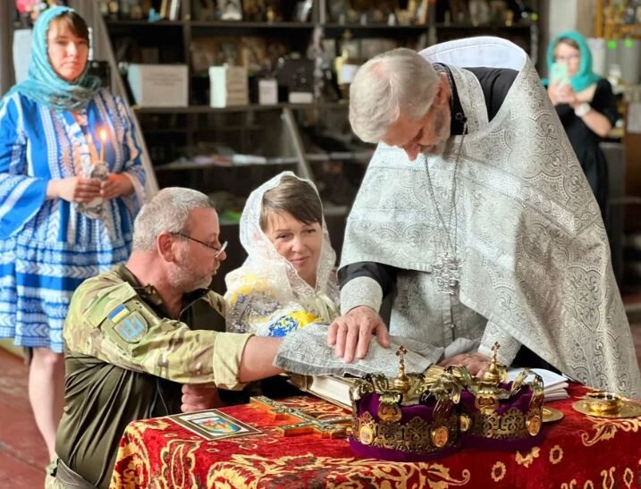 Після звільнення з полону Артур та Олена повінчалися. Колись усе збирались і відкладали. А тут уже сам Бог велів після пережитого.