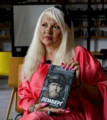 Письменниця Олена Чернінька тримає у руках книгу «Лемберґ»: мамцю, ну не плач» про свого сина Михайла, який вважається зниклим безвісти.  