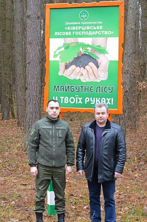 Лісівник Михайло Затовканюк (ліворуч) характеризує ділянку характеризує ділянку як зразкову.