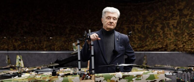 «Це нові ударні українські БпЛА, які битимуть ворога там, де він на нас не чекає», – пояснює Петро Порошенко.