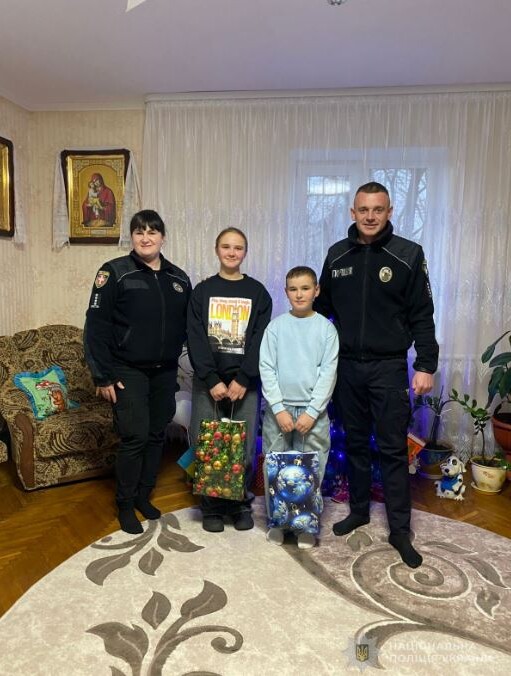 Поліцейські Інна Смага і Павло Музичук прийшли з презентами до Лізи і Лук’яна Кривошапців. Фото: vl.npu.gov.ua.