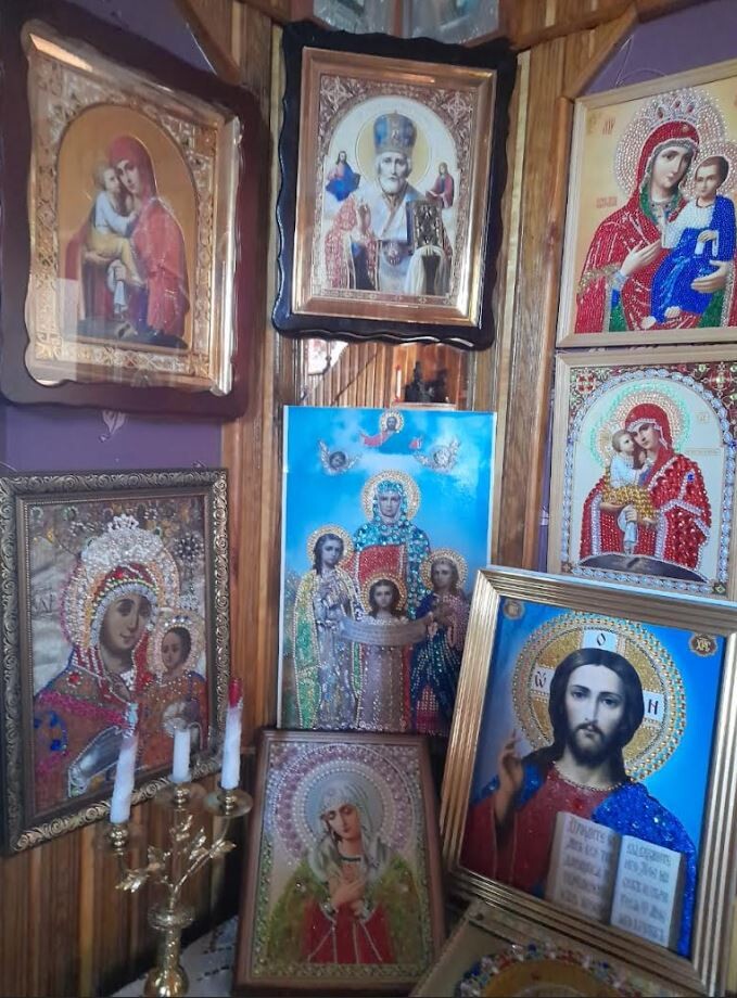 Домашній іконостас з ікон, які оздобила Діана Баландін. 