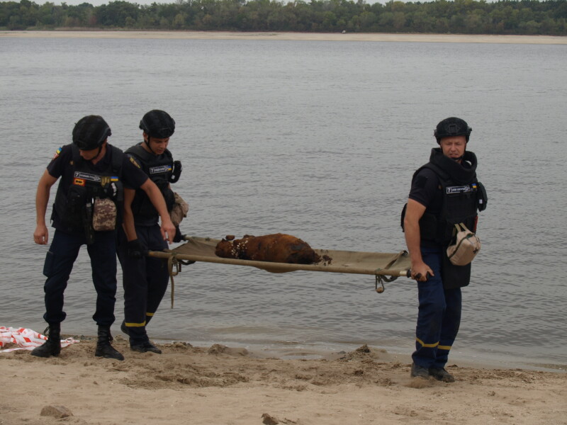 Ось такі знахідки на березі Дніпра знаходять запорізькі рятувальники. Фото Людмили ПРИЙМАЧУК.