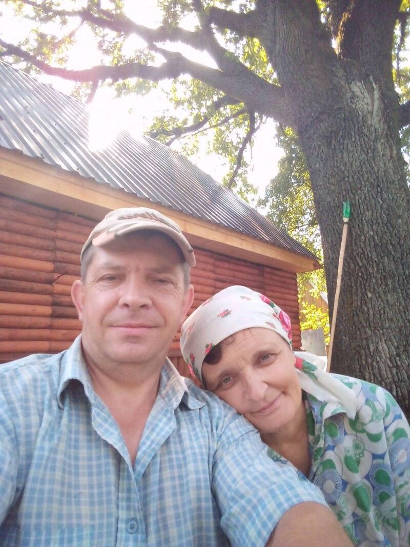 На хуторі серед лісу живе любов подружжя Марії та Володимира Олексюків.