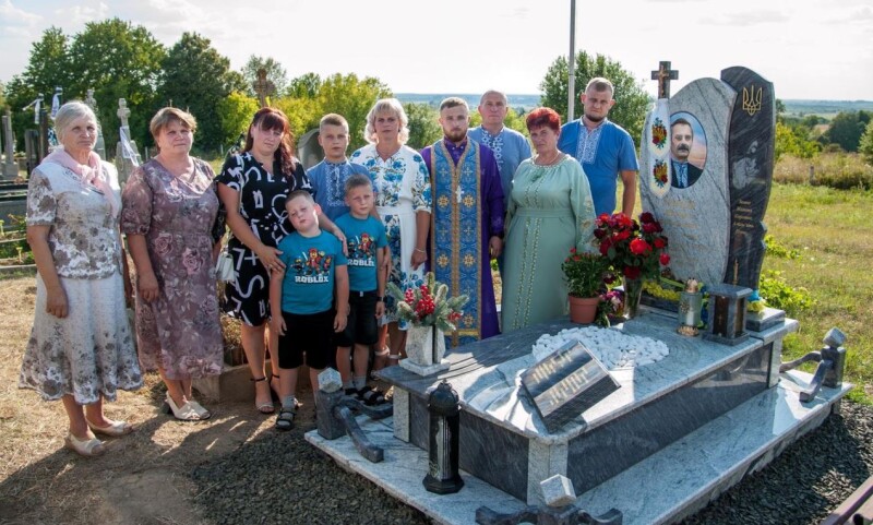 Могилі чоловіка й батька вклонилися доземно дружина Євгенія, син Віталій, донька Ольга і родичі.
