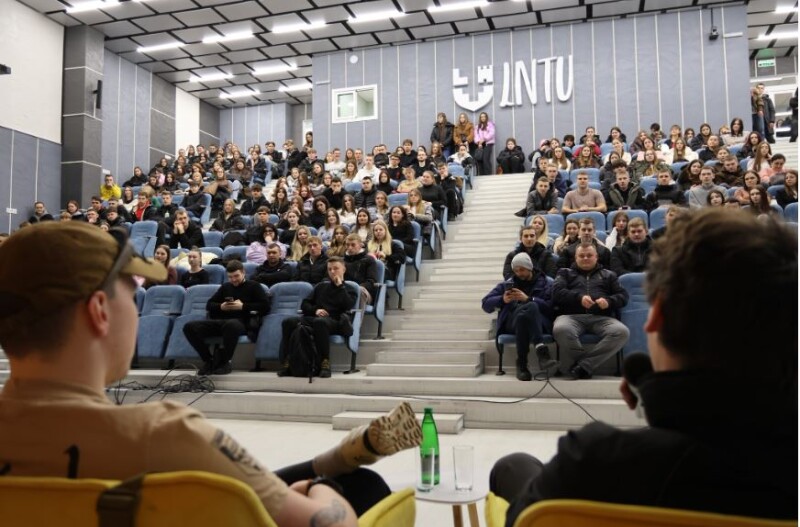 А яка крутезна актова зала вишу!