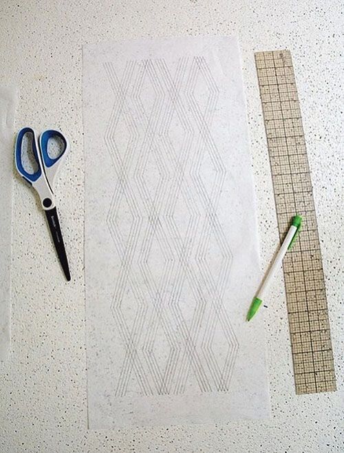 Крок 1. Виберіть узор або намалюйте свій. Орнамент можна збільшити і роздрукувати чи акуратно накреслити на аркуші паперу.