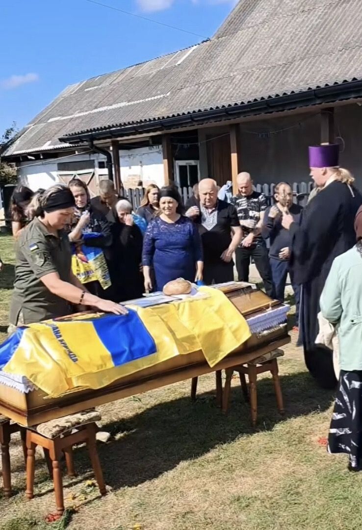 Дружина воїна-Героя поклала на домовину чоловіка прапор України, за яку він віддав життя.