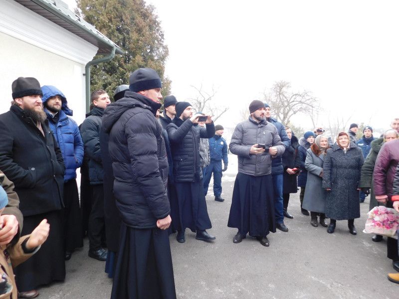 … навіть дехто «приїхав помолитися за скобельчан із Ковеля». Фото Лесі ВЛАШИНЕЦЬ.