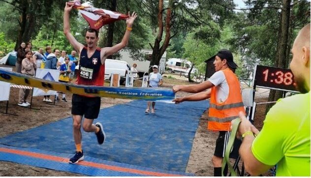 Переможно фінішує на 5-кілометровій дистанції бойовий медик із Маріуполя Олександр Лопанов.