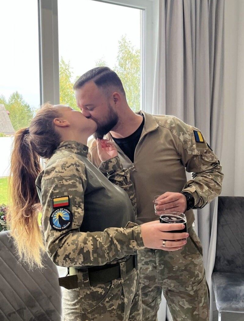 Без пишності, в колі друзів, побратимів пройшла церемонія реєстрації шлюбу Марії й Лукаса Мікельонісів.