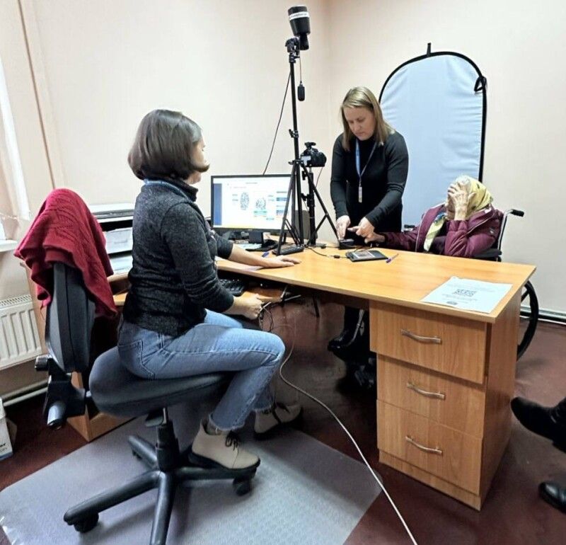 «Ще й відбитки ваших пальчиків візьмемо, бабусю».