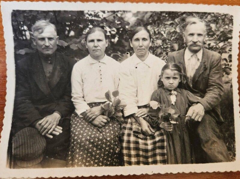 Микола Карпюк, якому випало відкопувати дзвін на обійсті діда Кузьми, надав для газети й цей давній знімок, котрий сьогодні уже теж – історичний. На ньому (зліва) – Кузьма Гурко, його дружина та сім’я їхніх сусідів. Всі ще такі молоді!