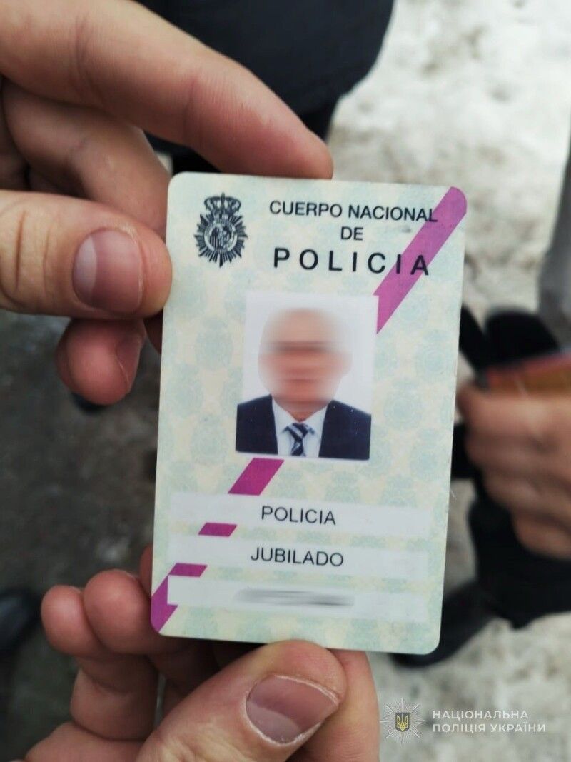 Посвідчення поліцейського-домашнього насильника. Фото: vl.npu.gov.ua.