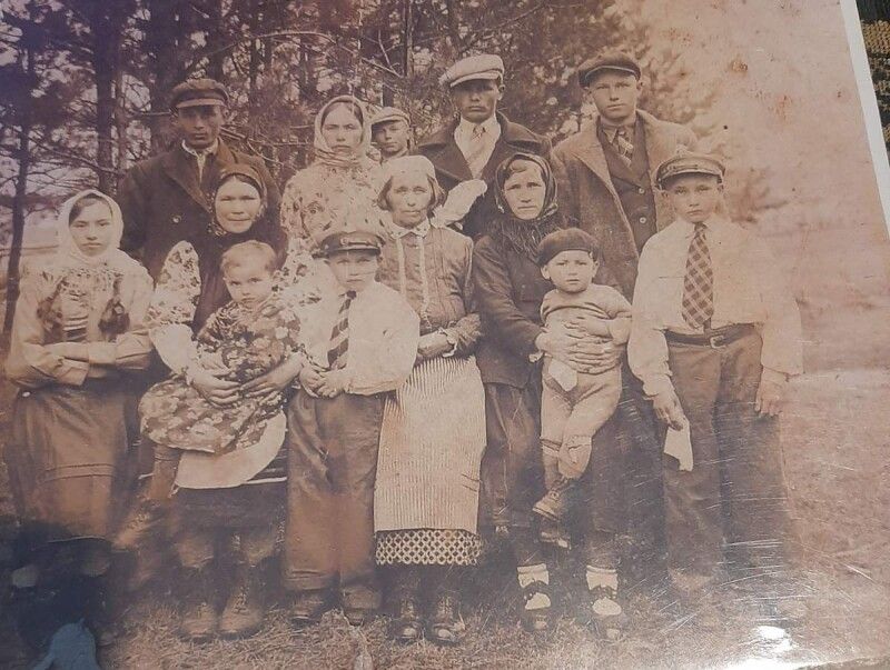 Ось таким гуртом у березні 1939 року проводжала сімейство Назаруків у далекий Парагвай їхня велика родина.