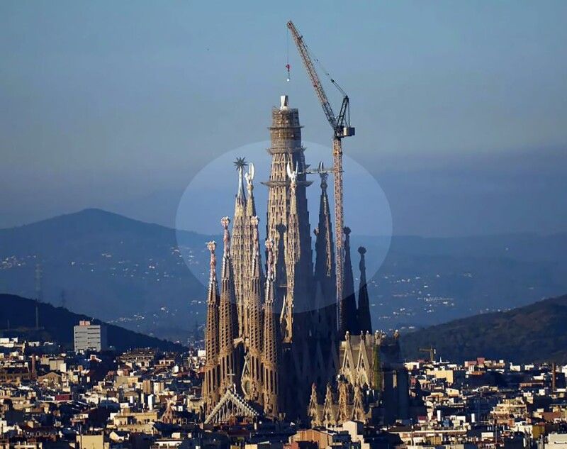 Саграда Фамілія ще більше вражатиме: над вежею Ісуса Христа спорудили 17-метровий білий хрест.