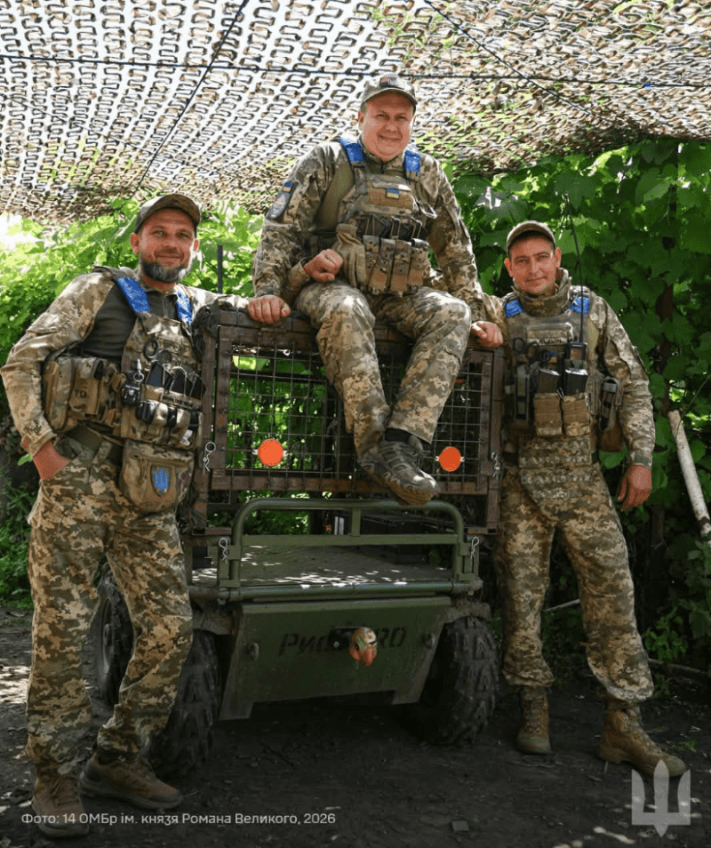 Два рідні брати Дмитро й Антон та їхній давній товариш Юрій працюють як один механізм – разом із роботизованою «Риссю» прориваються з вантажами до передової. Фото: 14-та ОМБр імені князя Романа Великого. Фото: 14-та ОМБр імені князя Романа Великого.