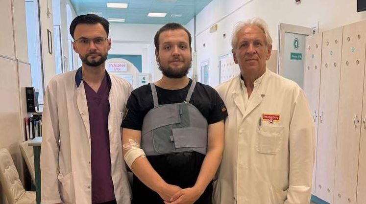 Ендрю зі своїми рятівниками: кардіохірургами (зліва направо) Володимиром Пришляком і професором Любомиром Куликом.