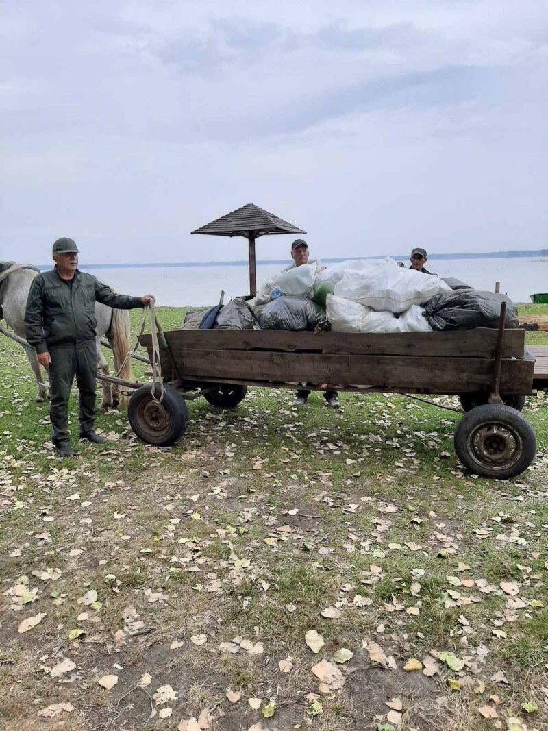 Результат роботи учасників толоки в урочищі Тополина – чимало мішків зі сміттям: їх повантажили на підводу, щоб вивезти у відведене для цього місце.