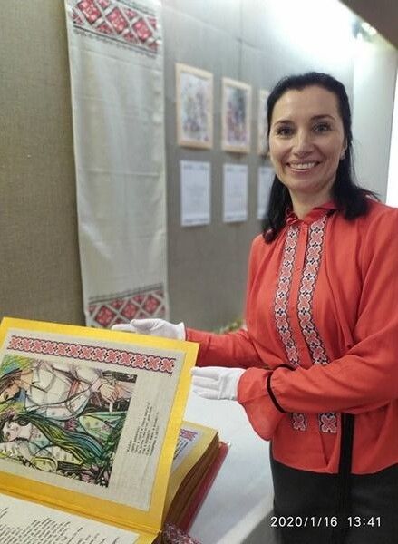 Олена Медведєва похвалилася, що на свято оздобила свою блузку такою ж вишивкою, як сторінки фоліанта
