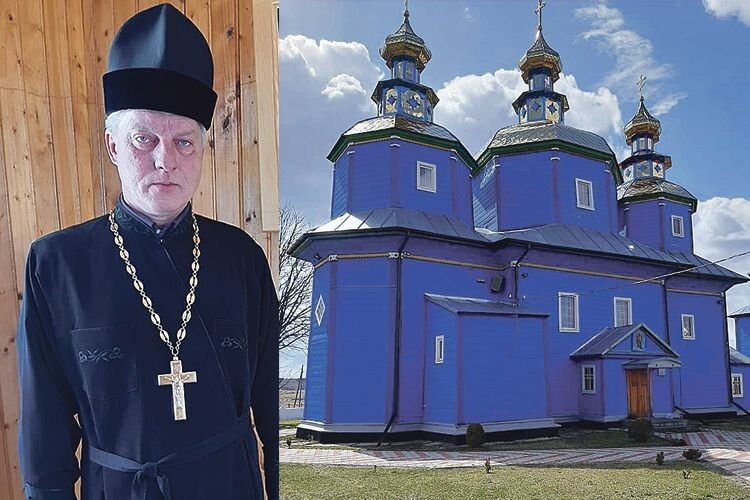 Отець Ігор з парафіянами вирішив, щоб унікальне жовто-блакитне знамено було на виду в кожного,  хто заходить до церкви.