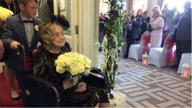 Наречена прибула на церемонію під пісню «Dancing Queen» групи Abba. Її візок штовхав хлопчик-паж.