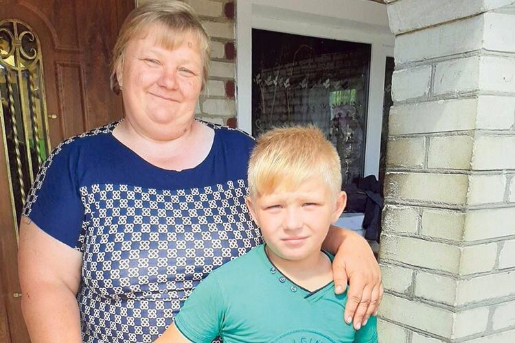 Ірина Савчук прийшла в Чесний Хрест у невістки, а ось для її двох синів (на фото з нею молодший Назар) це село – їхня мала батьківщина.