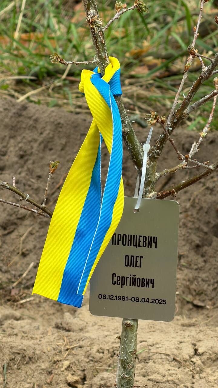 До такого пошанування Олега, як і інших захисників-Героїв, жінка запросила й тих, хто знав її чоловіка.