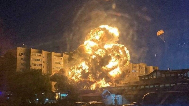 Пілот встиг катапультуватись, але загинуло щонайменше 4 людей.