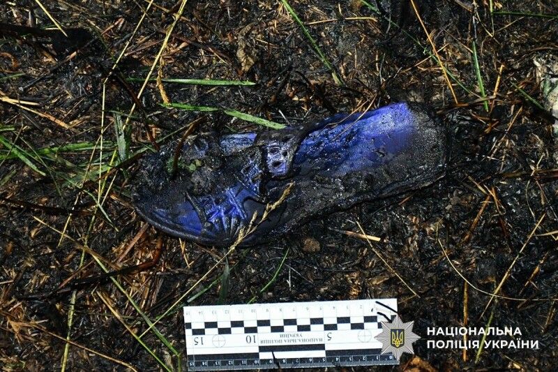 Взуття на місці підпалу. Фото: Поліція Тернопільської області.