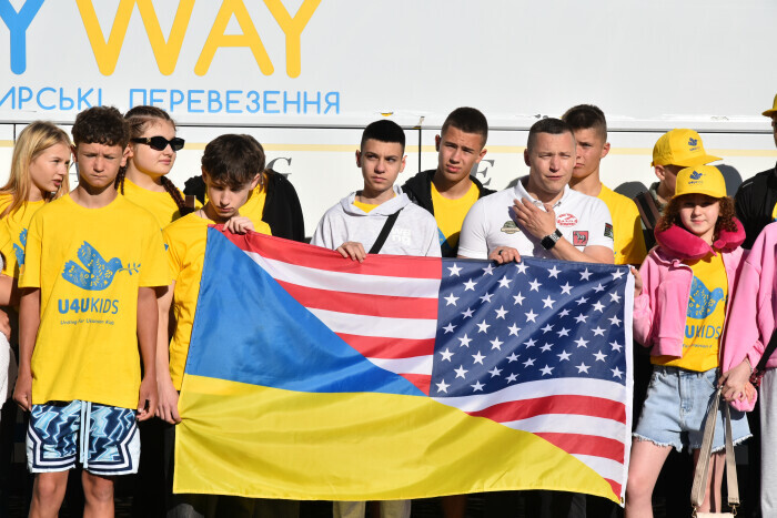 Діти віком 13-15 років безоплатно протягом трьох тижнів перебуватимуть в родинах український емігрантів.