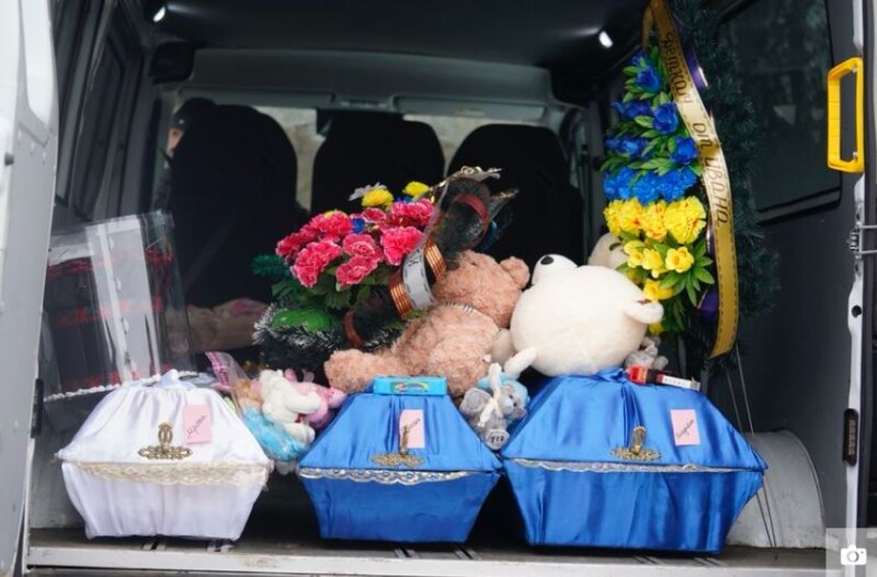 На труни Мирослави, Івана та Влада Крівогубів без сліз не можна було дивитися…