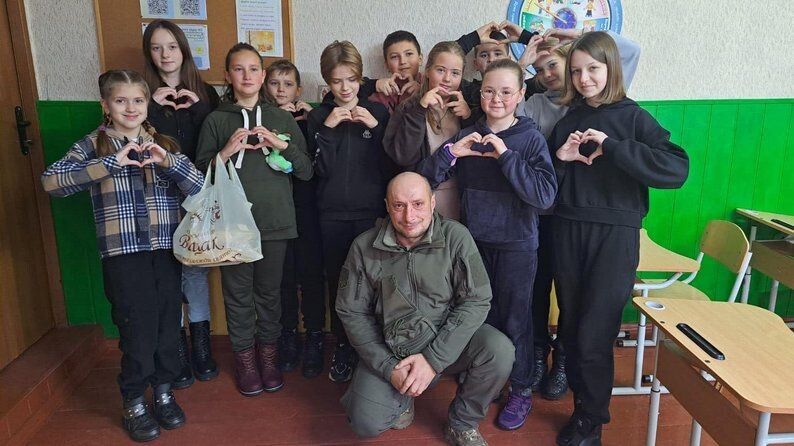 Волинський військовий Сергій Орисюк з учнями 6-Б класу  Любомльського ліцею № 2.