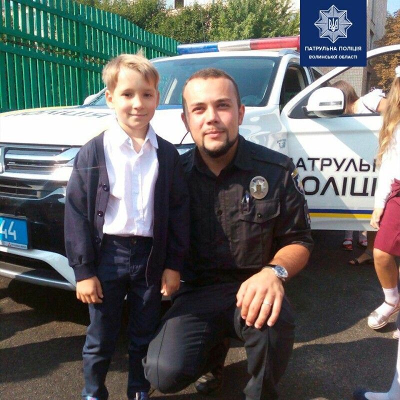 З біди Роман Ткачук та його колега виручили водія, коли повертались із зустрічі з дітьми.