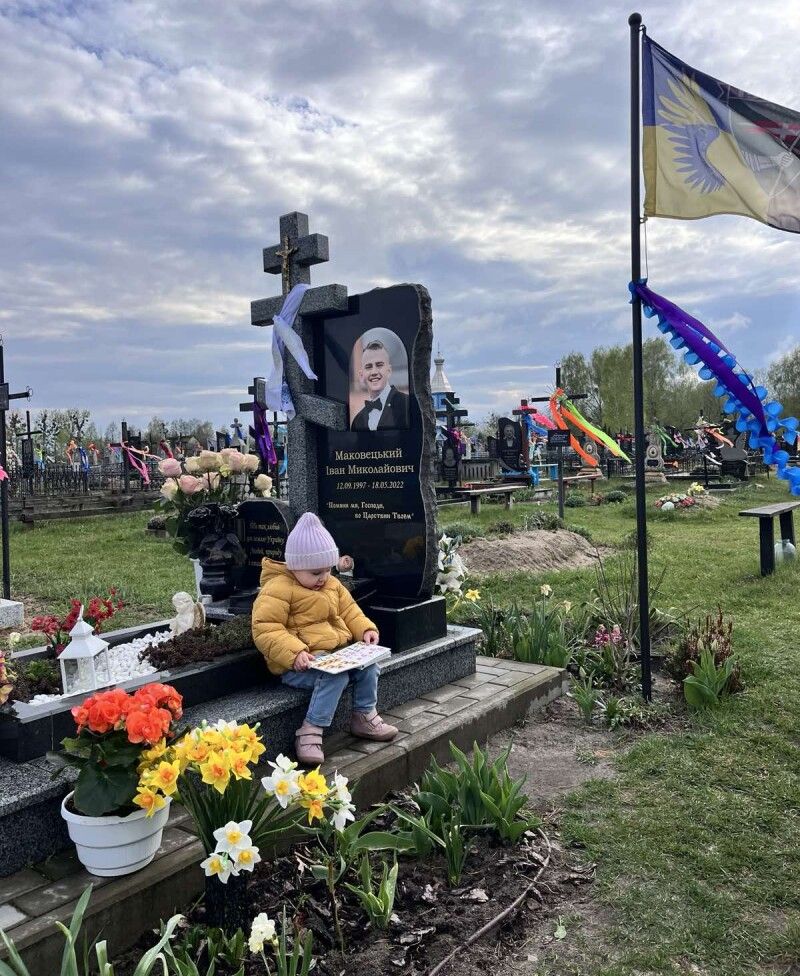 Сюди тепер на зустріч із татом мама привозить доньку.