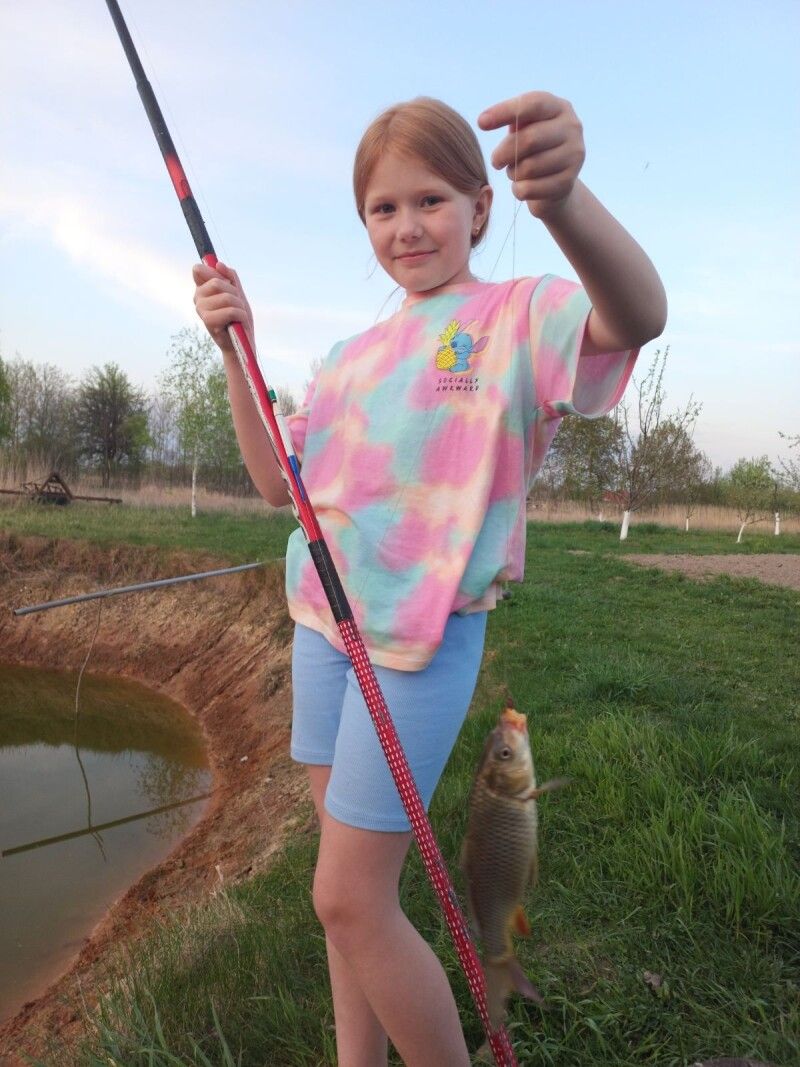 І любов до рибальства донька перейняла від батька.