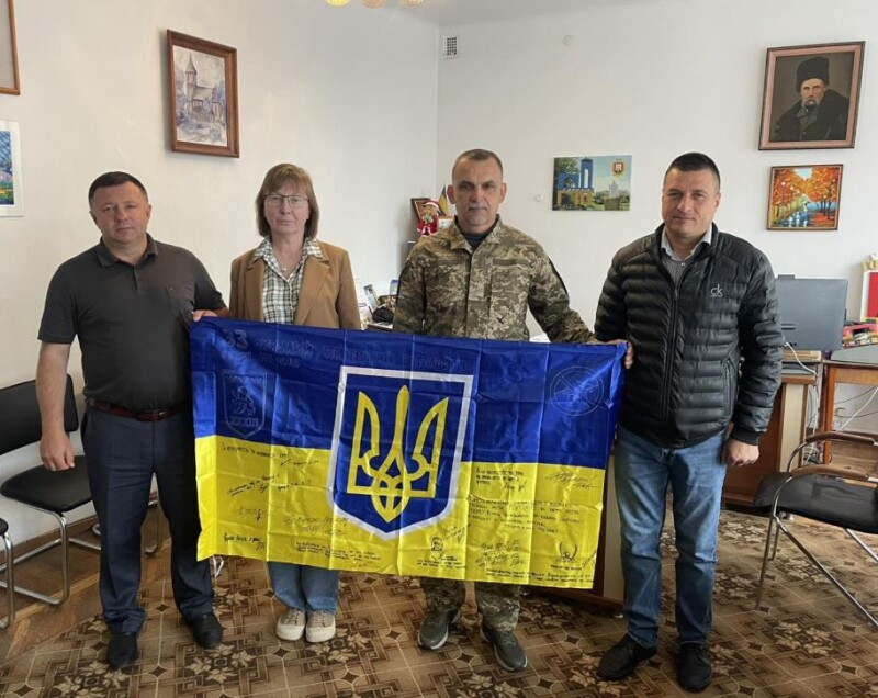 Прапор та вдячність від командирів 116-ї ОМБР  Ігор Єлісєєв передав голові Горохівської міської ради Вікторові Годику, секретареві міськради Наталії Ковальчук і заступнику міського голови Олексієві Гайдуку.
