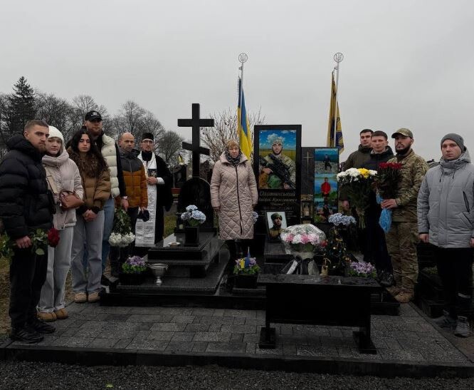 На поклін до Героя приїхали родина та побратими.