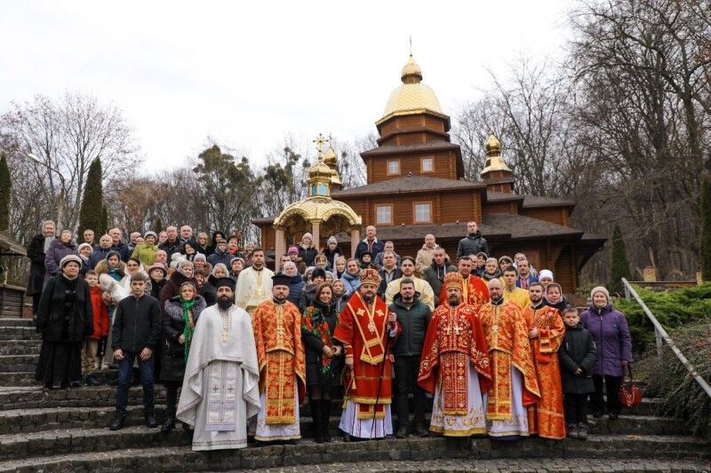 Щочетверга у церкві служать акафіст перед іконою Пресвятої Богородиці Всецариці.