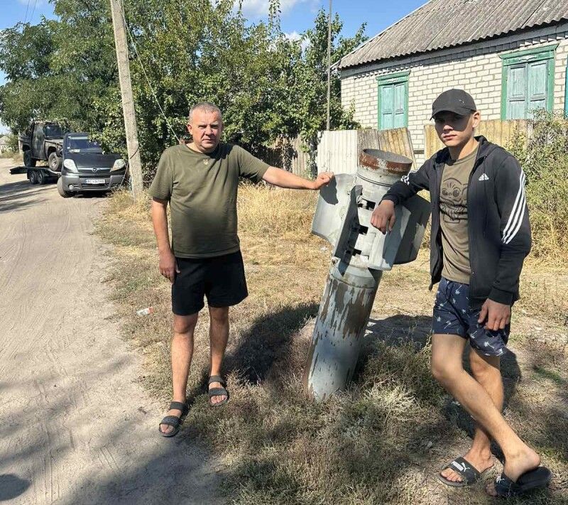 Сергій Пшава із сином Олександром дорогою на Ямпіль, де можна побачити ось такі ракети, що врізалися в землю,  але не розірвалися.