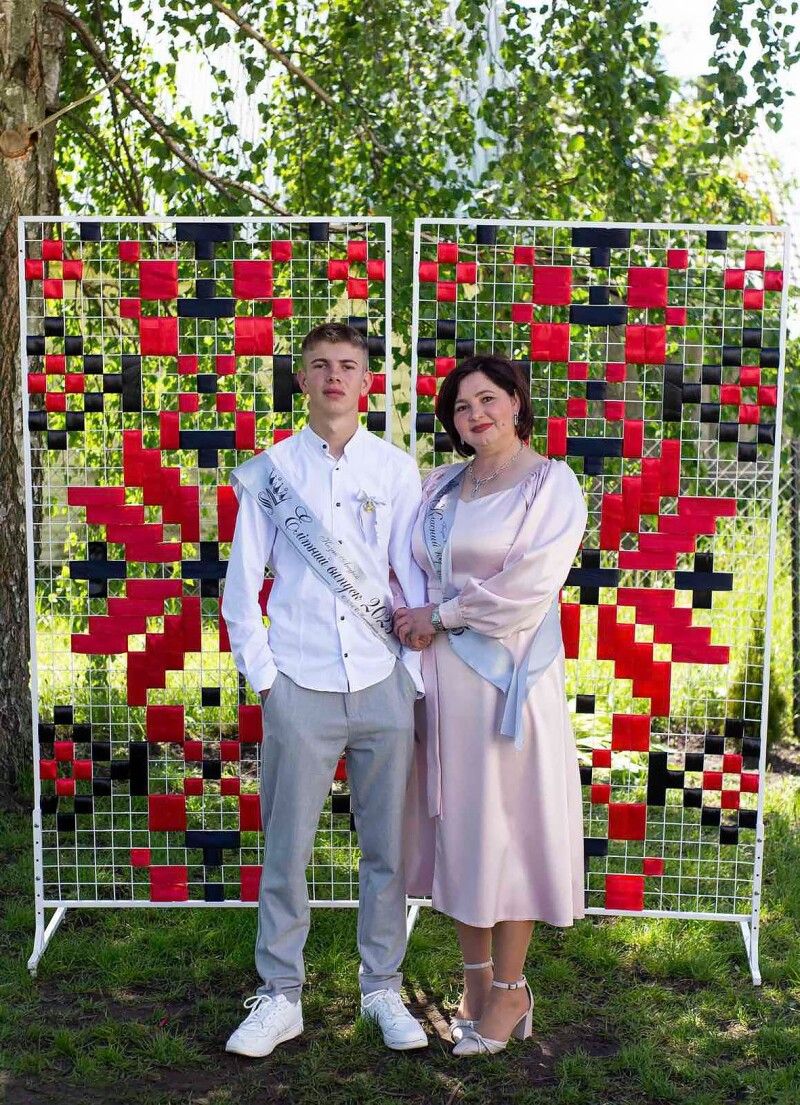 Знімок на пам’ять про випускний – особливий день і для  Андрія, і для його мами, адже вона була класним керівником одинадцятикласників – проводжала в життя своїх вихованців.