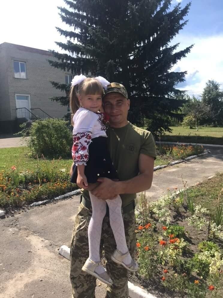 Це фото нагадуватиме Златі про незабутній день зустрічі з татом-воїном. 
